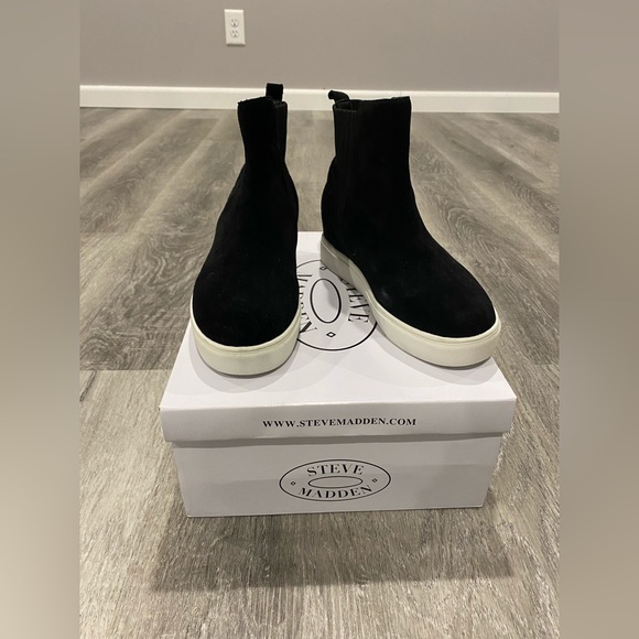 Ankle-boot silhouette Steve Madden sneakers, rendered in refined suede. … - Picture 7 of 13